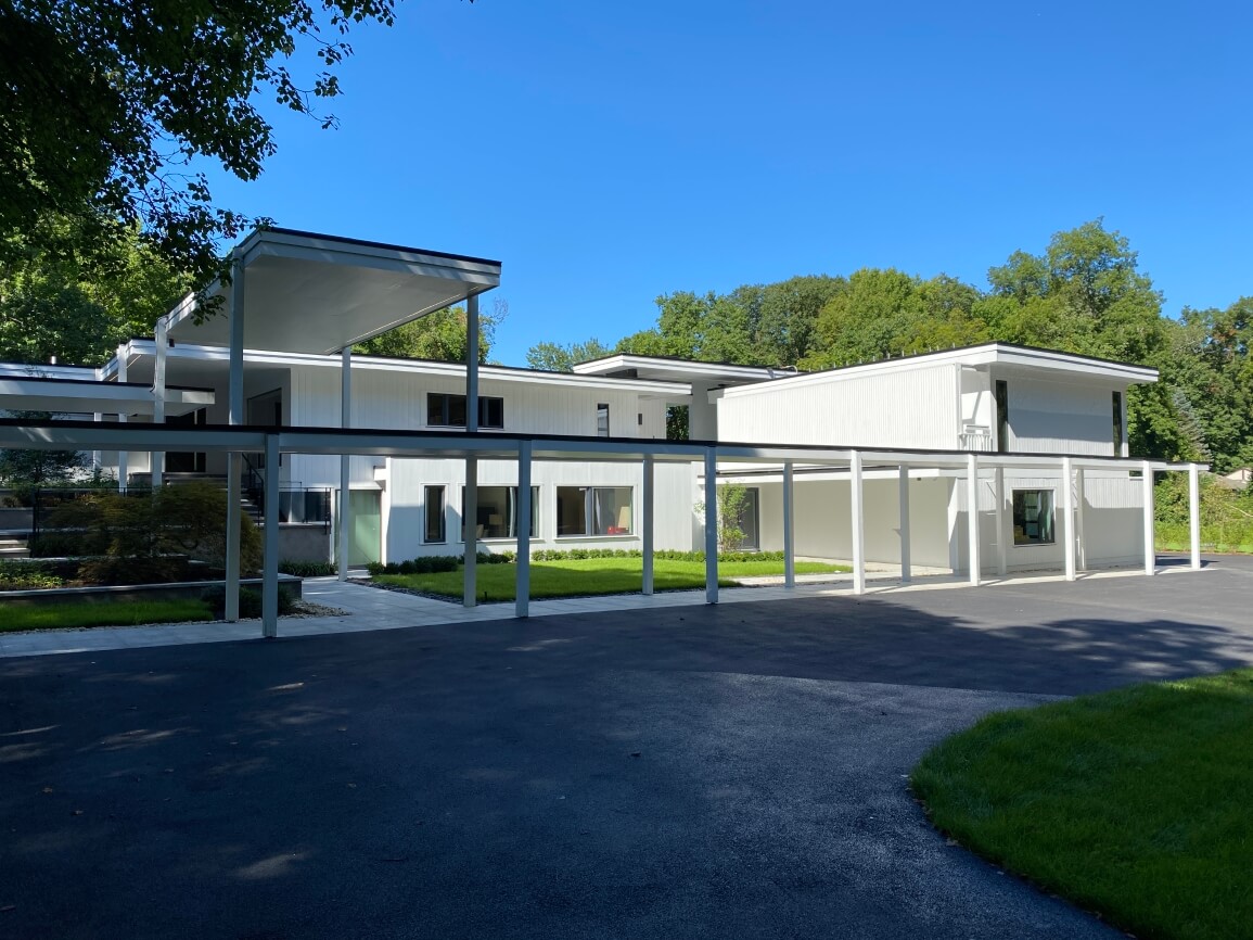 The exterior of the edersheim residence, a white house designed by paul rudolph fronting a round driveway